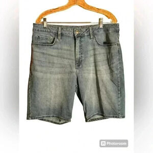 Women’s size 16 Lee Riders mid-rise Bermuda jean shorts.